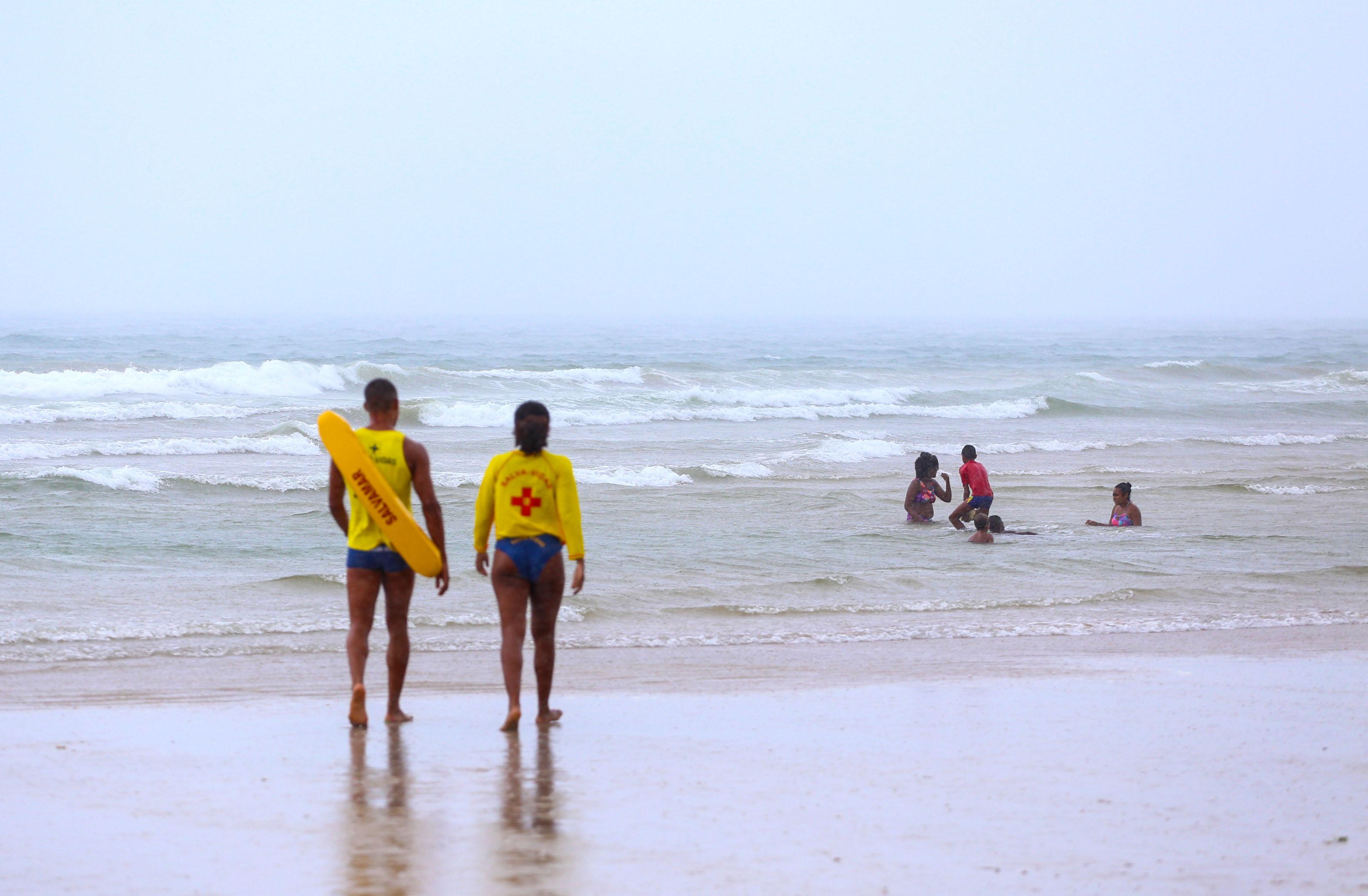 Imagem de Período chuvoso inspira cuidados nas praias de Salvador, alerta Salvamar