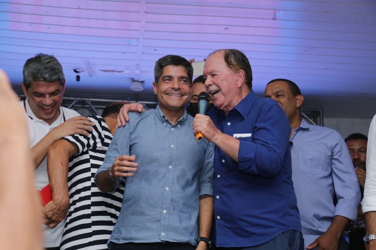 ACM Neto e João Leão em evento em Poções