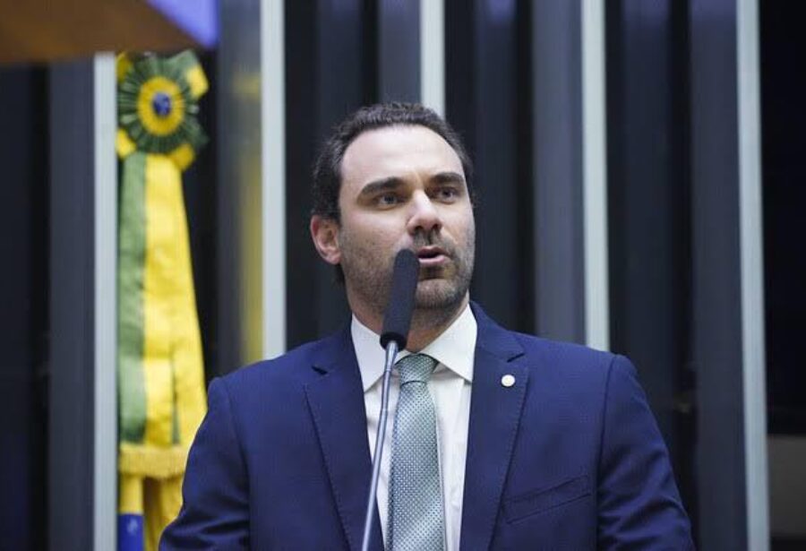 https://politicalivre.com.br/wp-content/uploads/2022/04/Adolfo-Viana-PSDB-deputado-federal-Divulgacao-900x615.jpg