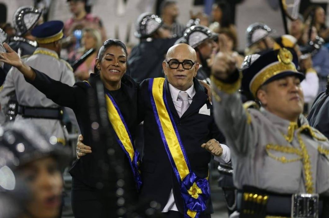 Cabeleireiro Neandro Ferreira, que provocou polêmica ao anunciar que faria 'Bolsonato gay', durante desfile na Gaviões da Fiel, ao lado da cabeleireira Gisele Porto, como primeira-dama