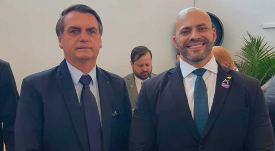 O deputado federal Daniel Silveira ao lado do presidente jair Bolsonaro