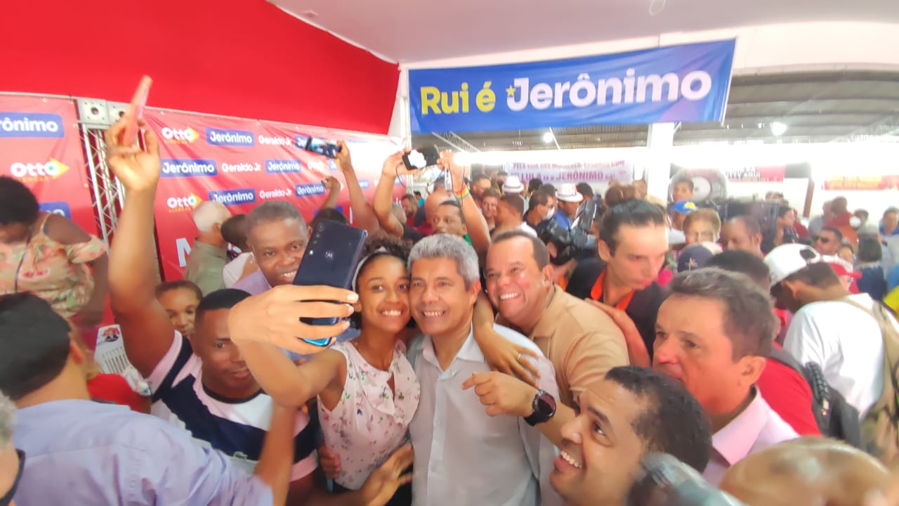Jerônimo Rodrigues e Geraldo Júnior posam para selfie com eleitora em Valença, neste sábado (23)