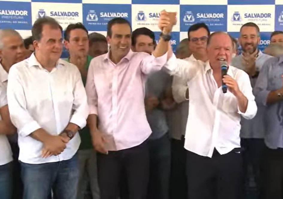 João Leão discursa ao lado de Bruno Reis durante inauguração de orla em Stella Maris, em abril de 2022 João Leão discursa ao lado de Bruno Reis durante inauguração de orla em Stella Maris, em abril de 2022