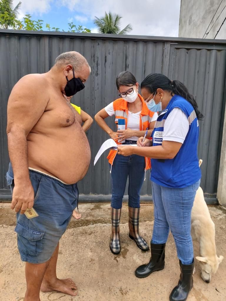 Agente da Prefeitura de Salvador realizam cadastramento de famílias atingidas pela chuva na capital baiana Agente da Prefeitura de Salvador realizam cadastramento de famílias atingidas pela chuva na capital baiana