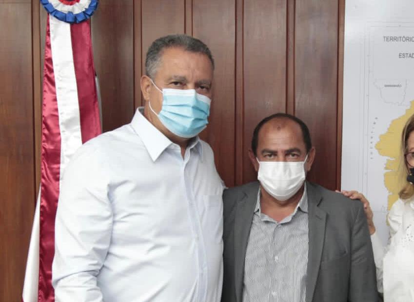 O governador Rui Costa (PT) e o prefeito de Esplanada, Nandinho da Serraria (PSDB) O governador Rui Costa (PT) e o prefeito de Esplanada, Nandinho da Serraria (PSDB)