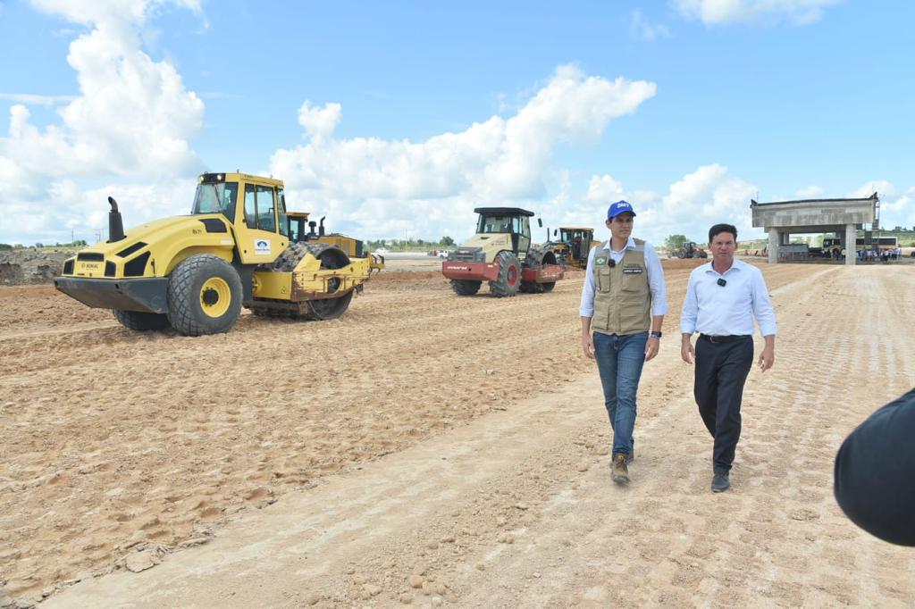 O ministro da Infraestrutura Marcelo Sampaio e o deputado federal João Roma (PL) vistoriam obras federais em Feira de Santana