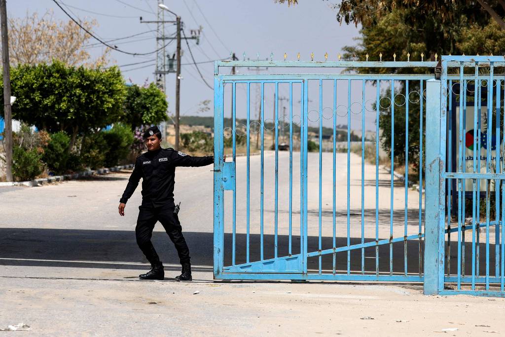 Policial vigia lado palestino da passagem de Erez - 