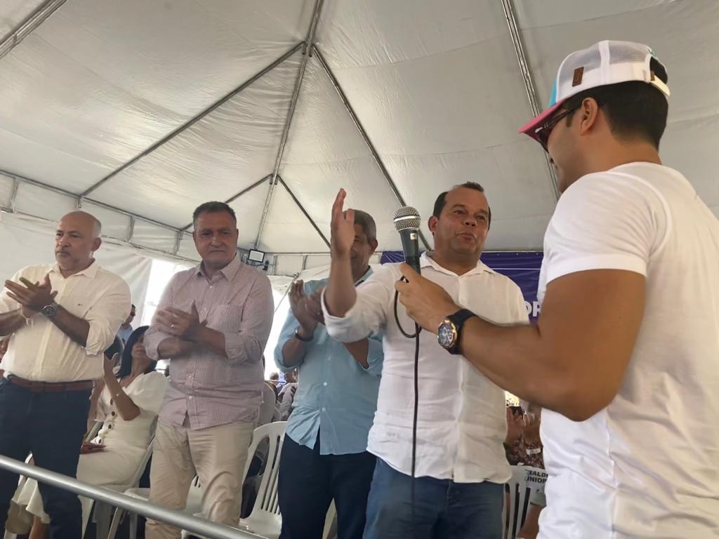 Prefeito de Vera Cruz, Marcus Vinícius (MDB), fala a Rui Costa em evento em Itaparica