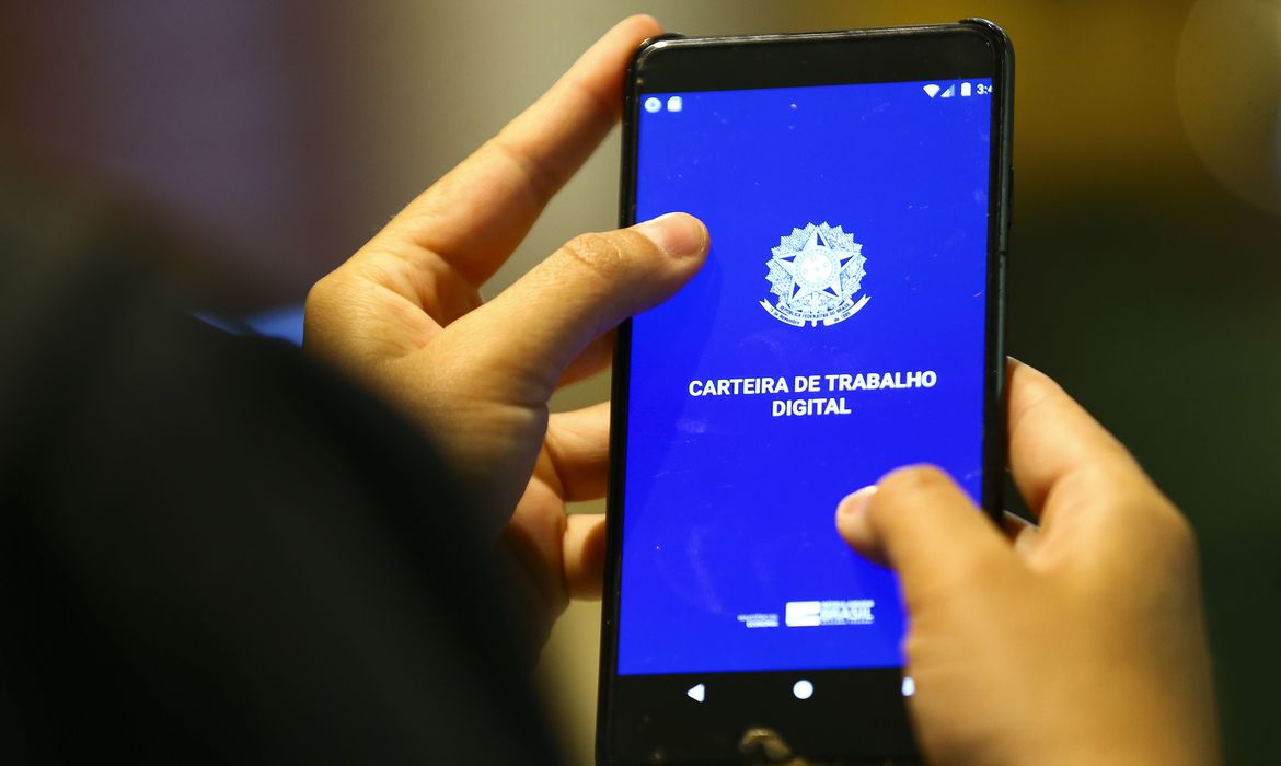Dez anos após PEC das Domésticas, 3 em cada 4 delas trabalham sem carteira assinada