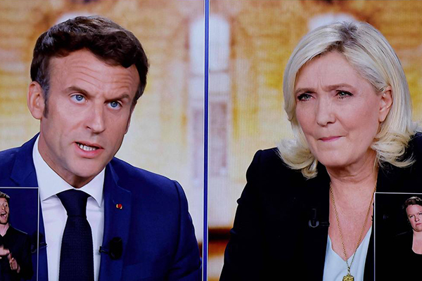 Emmanuel Macron e Marine Le Pen durante debate para 2º turno da eleição presidencial na França