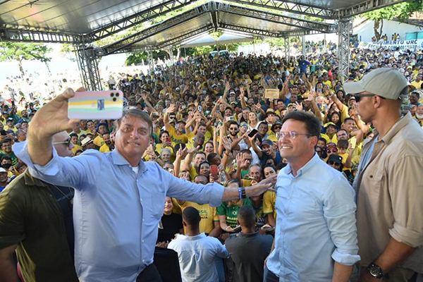 No dia dia 22 de abril, por exemplo, em Porto Seguro, o presidente Jair Bolsonaro levou Roma, que permaneceu durante todo o tempo no palco