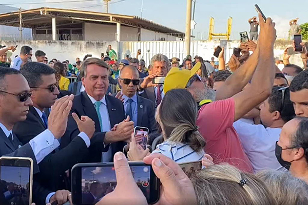 O presidente Jair Bolsonaro é recebido por apoiadores em Cuibá O presidente Jair Bolsonaro é recebido por apoiadores em Cuibá