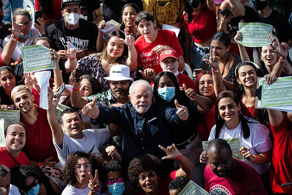 O ex-presidente Luiz Inácio Lula da Silva (PT) em um encontro com jovens da comunidade de Heliópolis (SP)