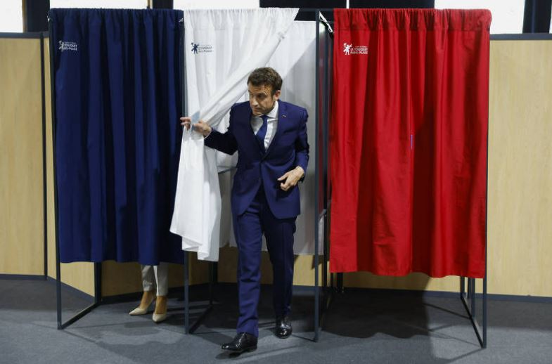 O presidente francês, Emmanuel Macron, deixa cabine de votação em Tuquet