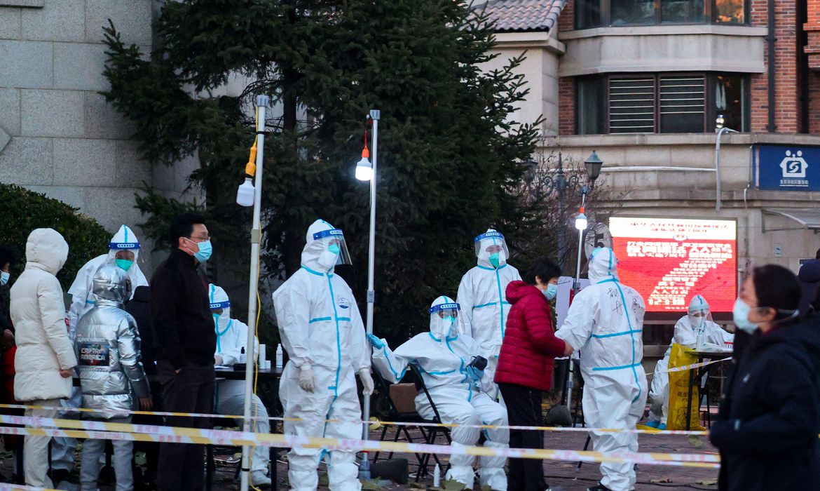 População está descontente com confinamento estrito devido à política Covid-zero População está descontente com confinamento estrito devido à política Covid-zero