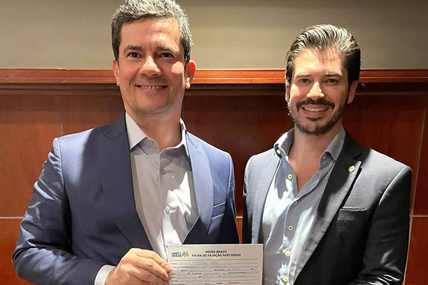 Sergio Moro assina ficha de filiação do União Brasil (à dir) Júnior Bozzella, deputado federal do União Brasil
