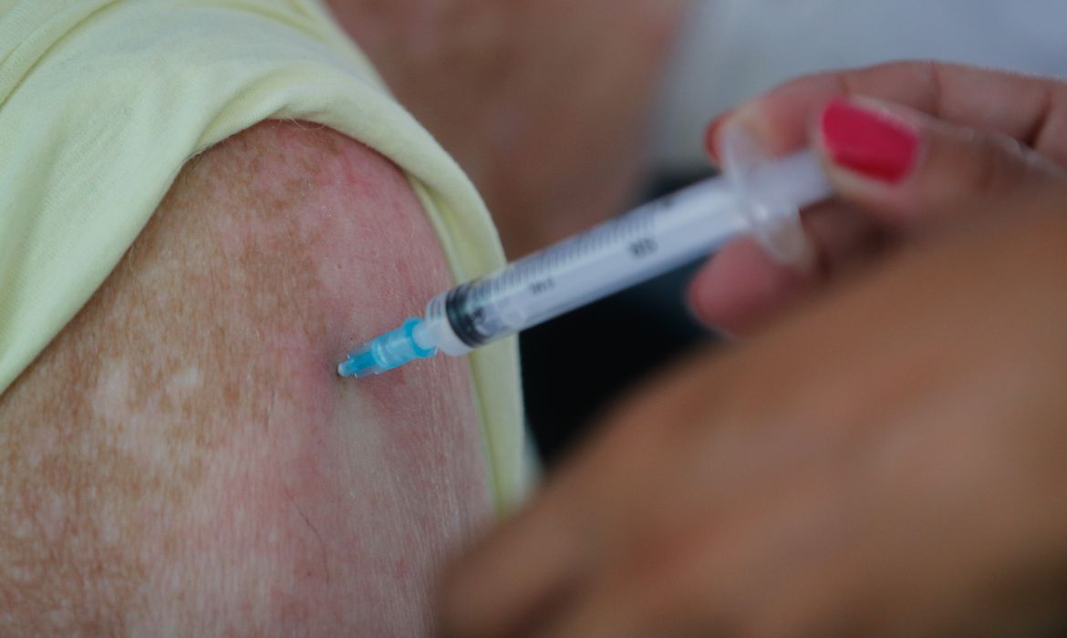 Reino Unido aprova primeira vacina bivalente contra Covid-19
