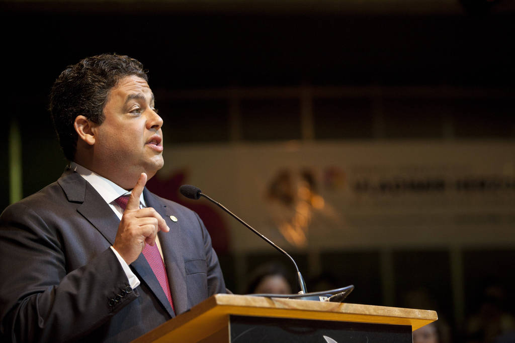 Conversas ao vivo são transmitidas nos sites dos dois veículos; cada candidato tem 60 minutos de fala