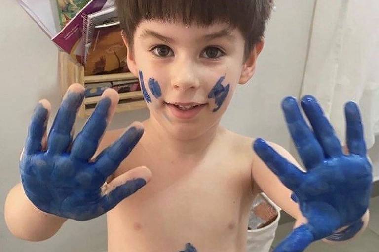 Henry Borel, morto aos 4 anos, brincando com tintas; a proposta de lei foi apelidada com o nome do menino, como forma de homenagem