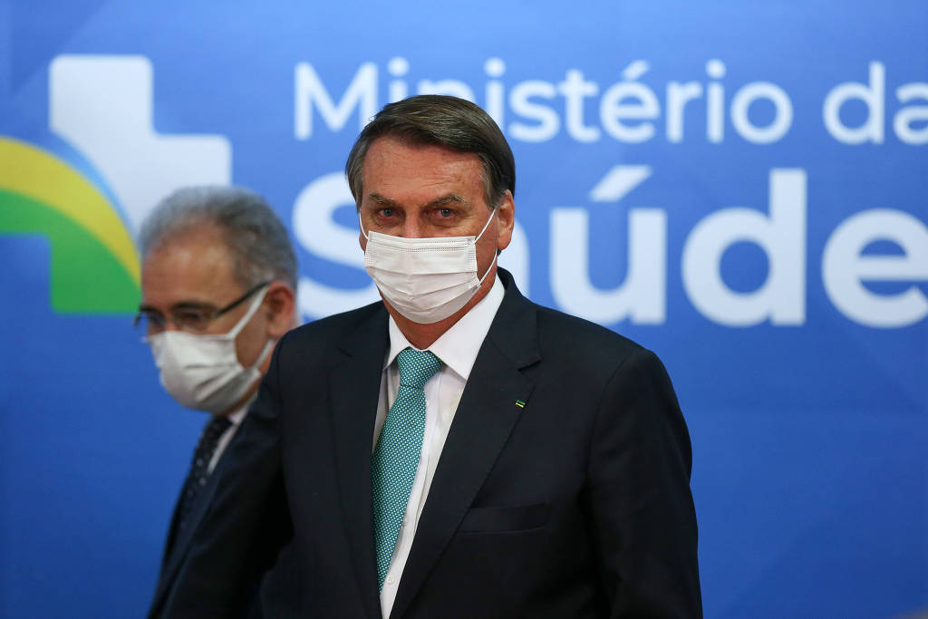 O presidente Jair Bolsonaro participa com o ministro da Saúde, Marcelo Queiroga, de cerimônia de assinatura do contrato de transferência de tecnologia da Astrazeneca para a Fundação Oswaldo Cruz (Fiocruz) para a vacina contra a Covid-19