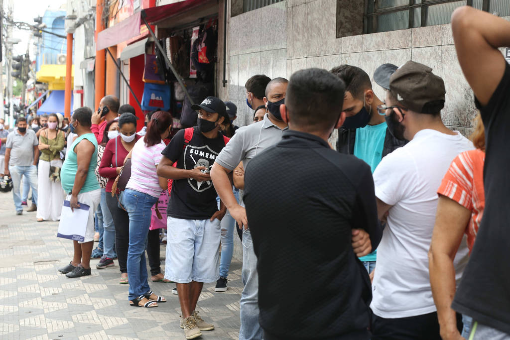 Fila no cartório de registro civil em Itaquera, na zona leste de São Paulo