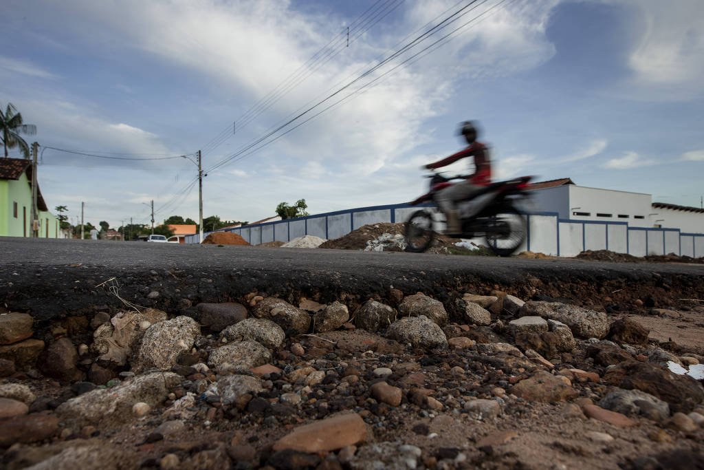 Pavimentação precária realizada pela empresa Construservice em Araguatins (TO) amolece em dias de forte calor