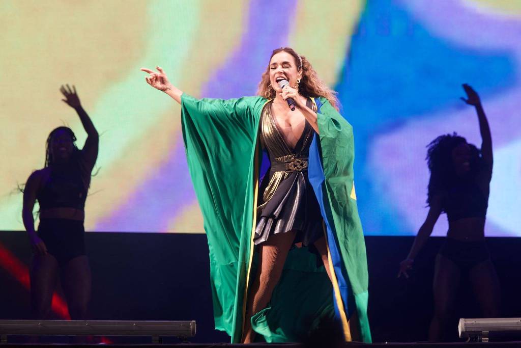 A cantora Daniela Mercury veste uma bandeira do Brasil durante show do 1° de Maio, na praça Charles Miller, em SP