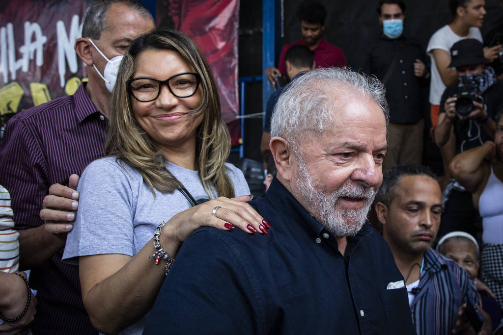 Janja e Lula durante encontro com jovens da comunidade de Heliópolis, em São Paulo