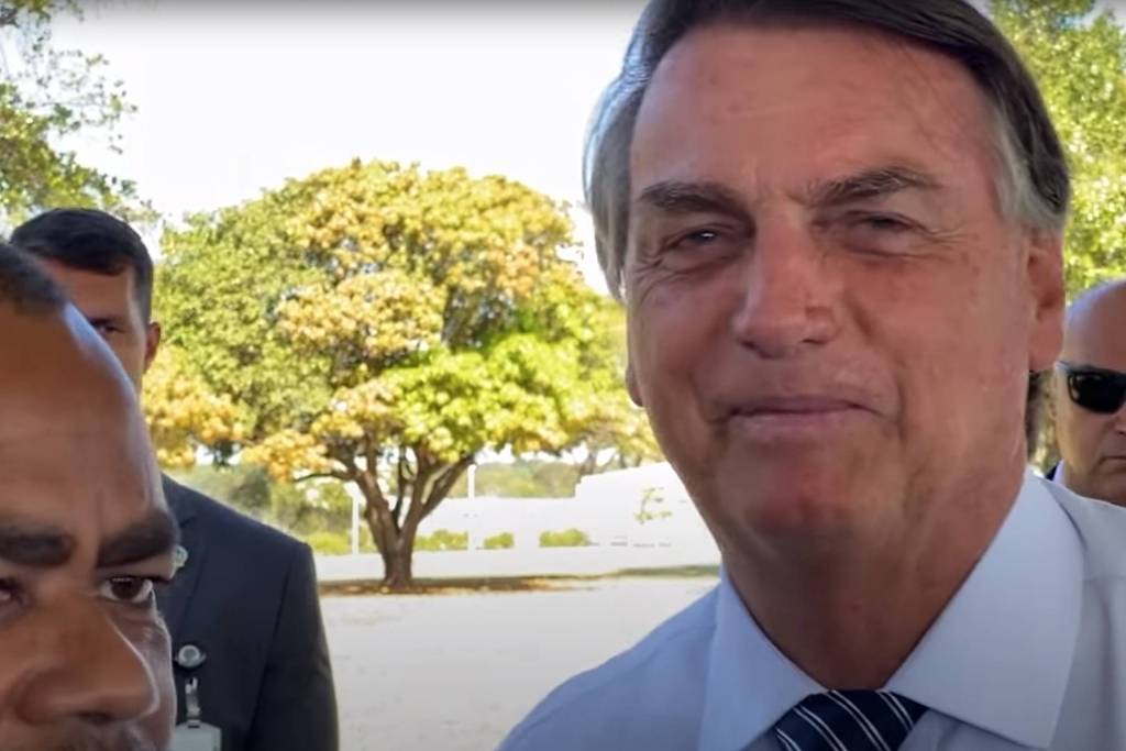 Bolsonaro ao lado de aliado negro alvo de expressão racista nesta quinta-feira (12)