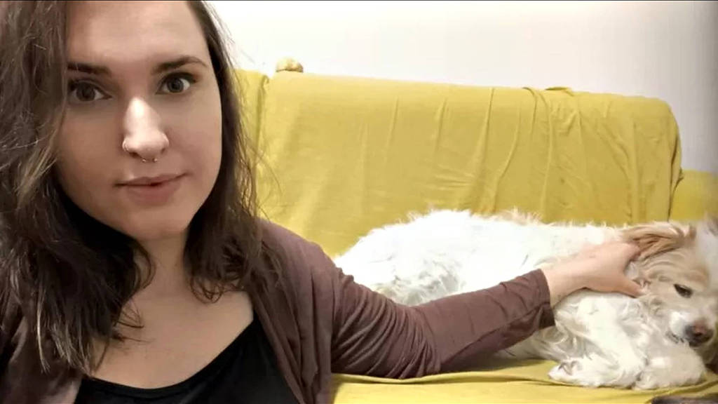 Camila Félix está há mais de 40 dias trancada em casa com seus três cachorros em Xangai, onde o governo impôs um lockdown severo