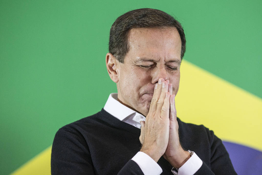 Ao lado de sua mulher, Bia Doria, e de Bruno Araújo, presidente do PSDB, João Doria anunciou desistência da candidatura à Presidência da República