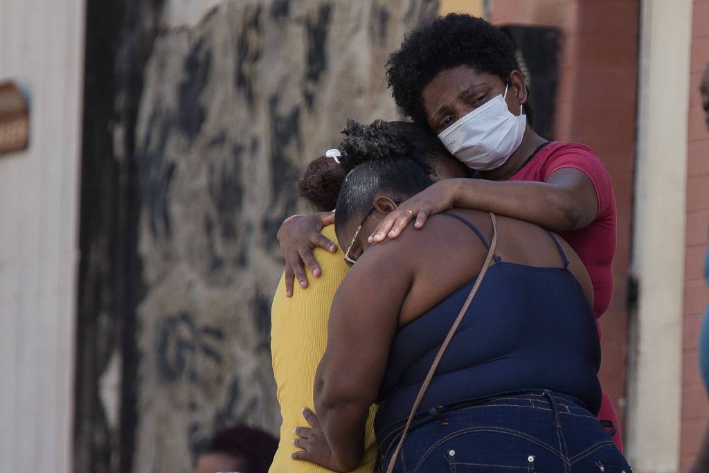 Mulher foi atingida por tiro dentro de casa em comunidade vizinha