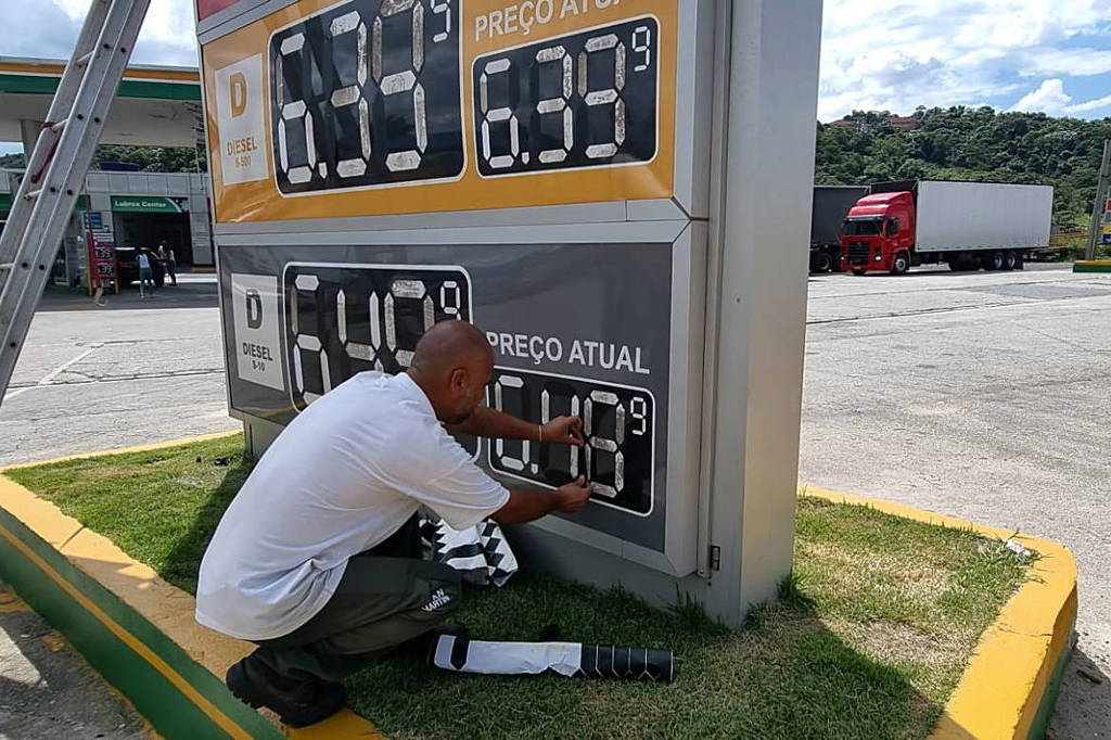 Movimentação em um posto de combustível antes do reajuste da Petrobrás, em maço Movimentação em um posto de combustível antes do reajuste da Petrobrás, em maço