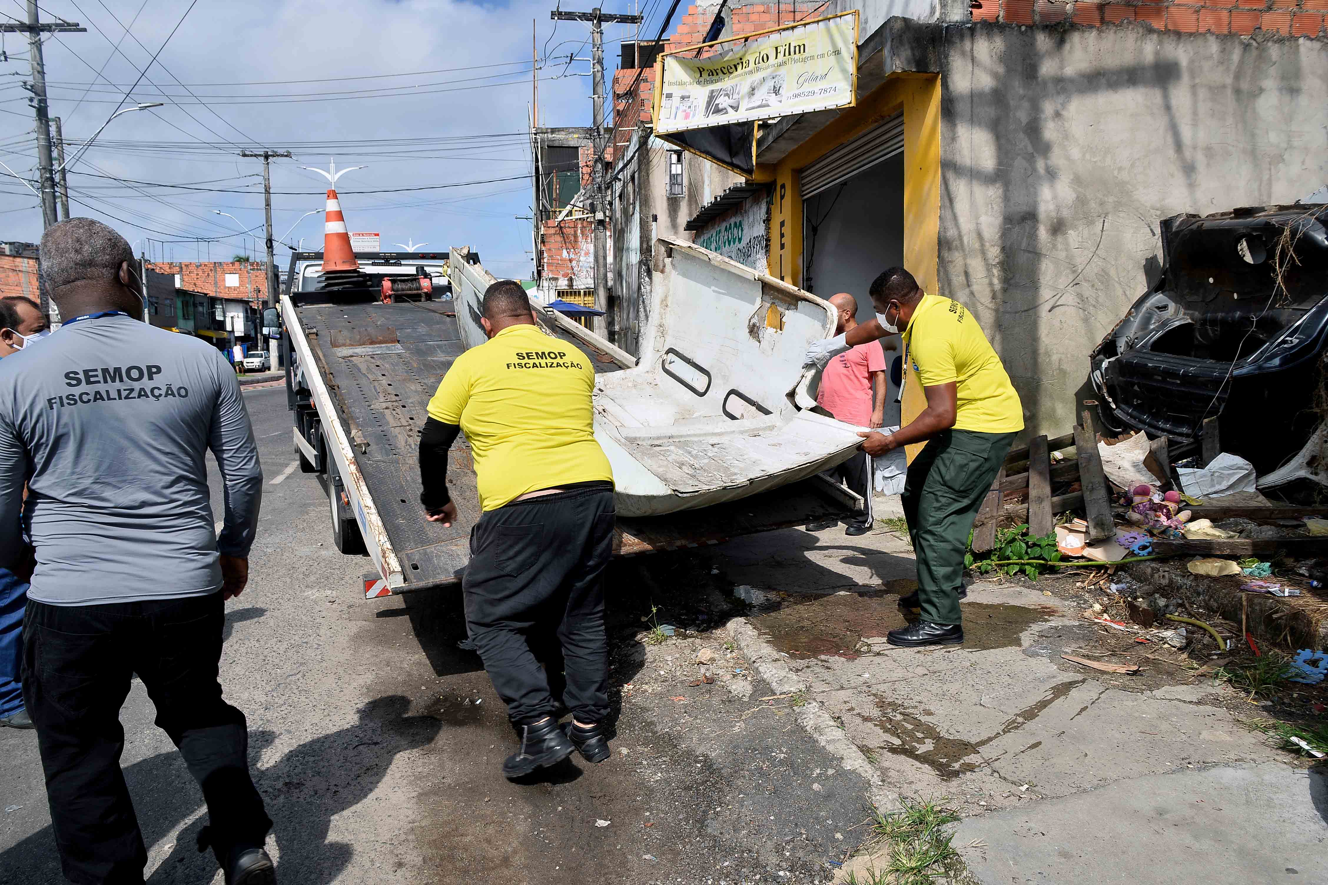 Somente na manhã desta terça-feira (17), a ação removeu 15 carcaças das ruas de Salvador