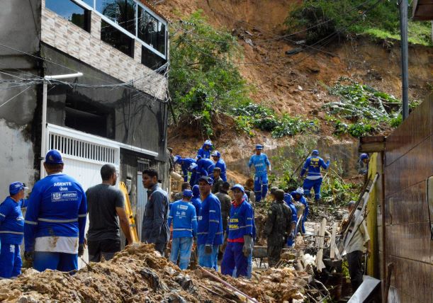 Ministros visitaram regiões atingidas neste domingo; buscas continuam na região metropolitana Ministros visitaram regiões atingidas neste domingo; buscas continuam na região metropolitana