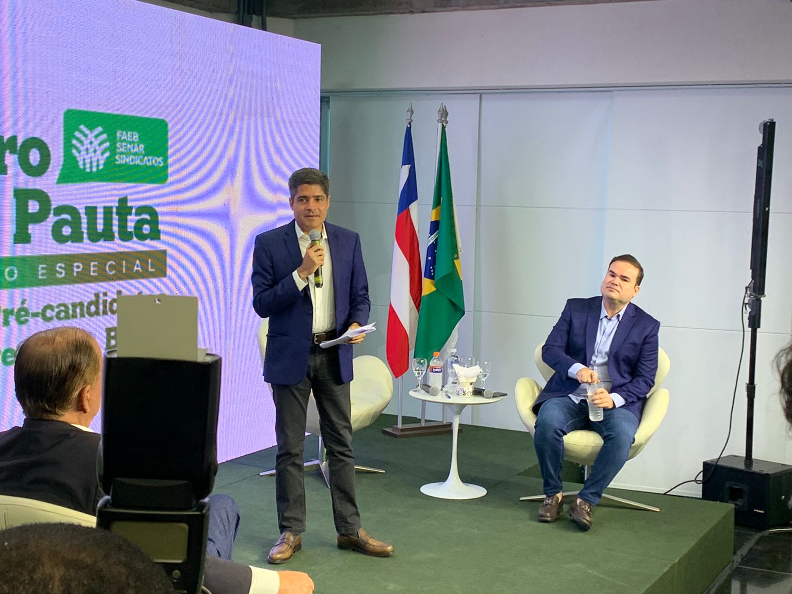 ACM Neto (UB), acompanhado por Cacá Leão (PP), fala durante encontro na Federação de Agricultura e Pecuária do Estado da Bahia (Faeb)