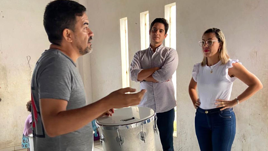 Ao lado da pré-candidata a deputada federal, Viviane Andrade (Republicanos), Marcelinho Veiga (UB) visitou projetos socioculturais em Serrinha