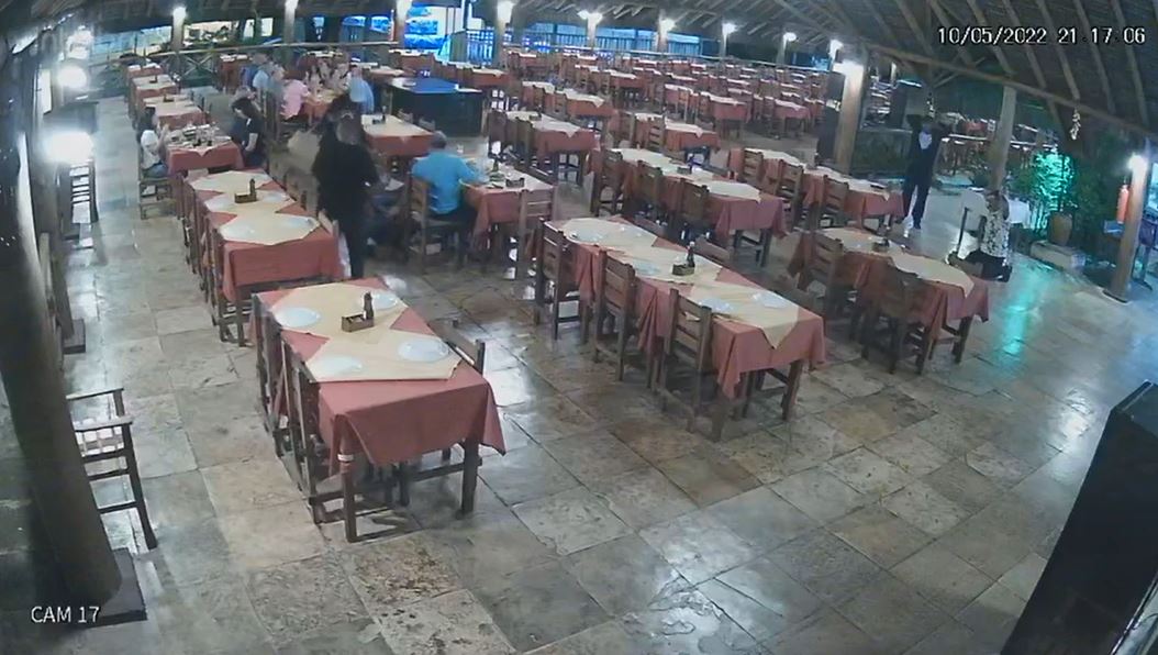 Ação dos criminosos ocorreu na noite de terça-feira (10) e foi registrada por câmeras de segurança do restaurante Ação dos criminosos ocorreu na noite de terça-feira (10) e foi registrada por câmeras de segurança do restaurante
