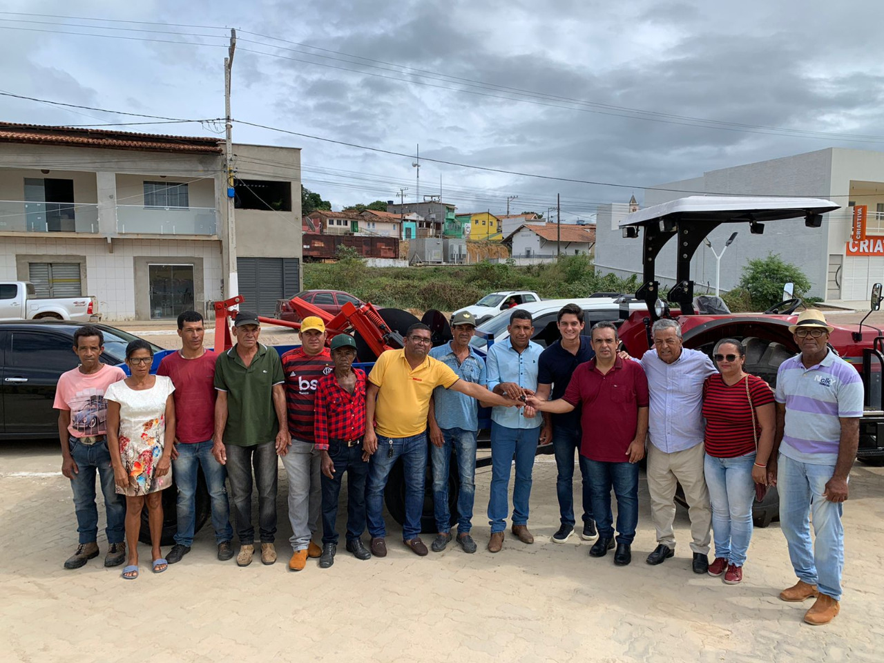 Deputado estadual Marcelinho Veiga (UB) entrega trator em Iramaia