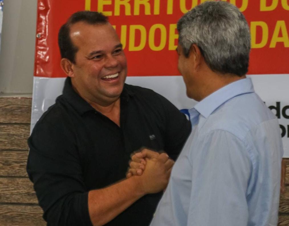 Geraldo Júnior e Jerônimo Rodrigues durante ato de pré-campanha em Itapetinga, no sábado (28)