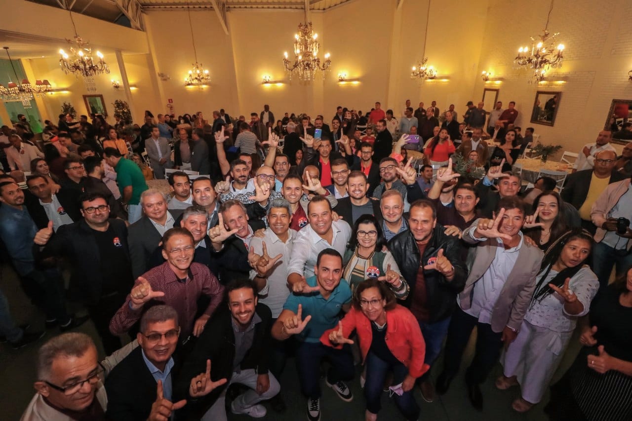 Jerônimo Rodrigues, pré-candidato do PT ao governo, recebe apoio de 20 prefeitos em evento em Vitória da Conquista