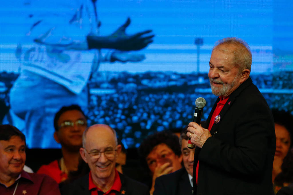 O ex-presidente Luiz Inácio Lula da Silva ao lado do ex-presidente do PT Rui Falcão