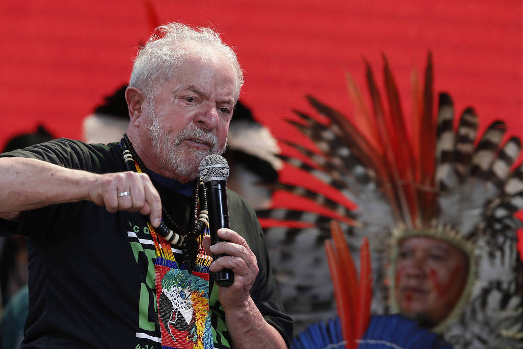 O ex-presidente Luiz Inácio Lula da Silva discursa na presença de indígenas no Acampamento Terra Livre, em Brasília O ex-presidente Luiz Inácio Lula da Silva discursa na presença de indígenas no Acampamento Terra Livre, em Brasília
