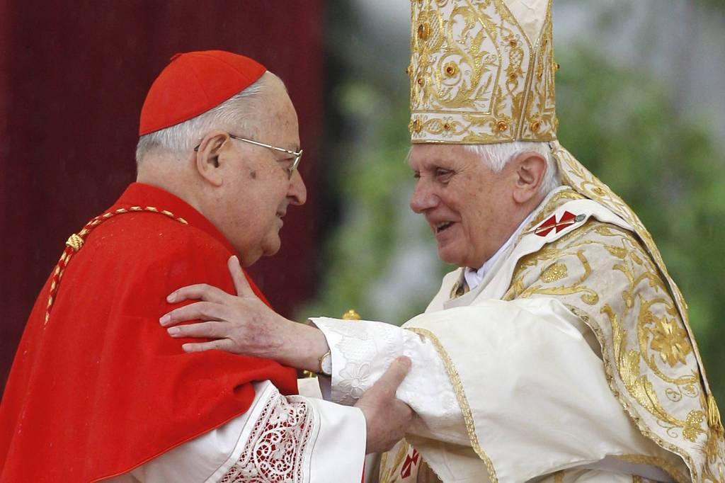 O papa Bento 16 (à dir.) com o cardeal Angelo Sodano no Vaticano, em 2010 O papa Bento 16 (à dir.) com o cardeal Angelo Sodano no Vaticano, em 2010