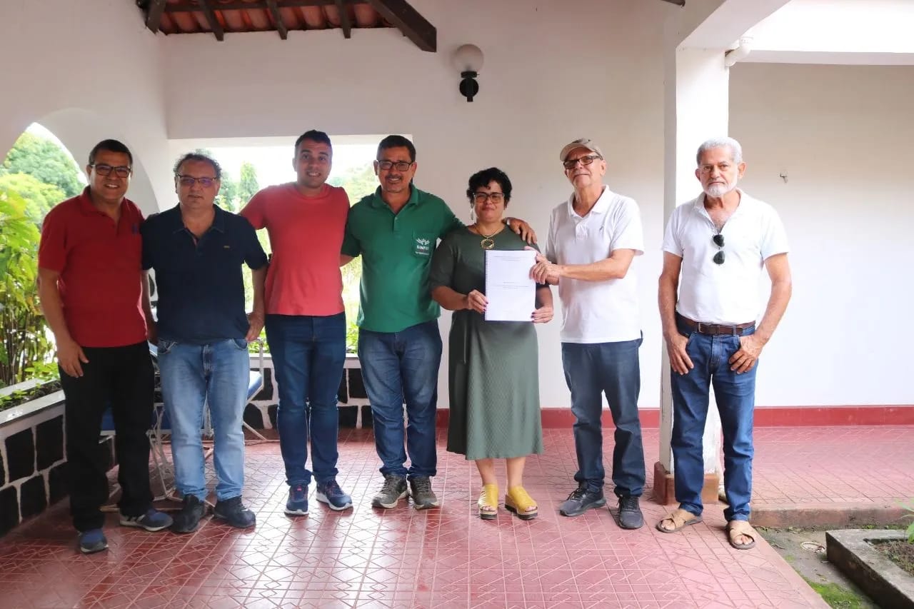 O pesquisador da Embrapa de Cruz das Almas, Nelson Fonseca, apresentou projeto com umbuzeirosa secretária agrária nacional do PT, Elisângela Araújo O pesquisador da Embrapa de Cruz das Almas, Nelson Fonseca, apresentou projeto com umbuzeirosa secretária agrária nacional do PT, Elisângela Araújo