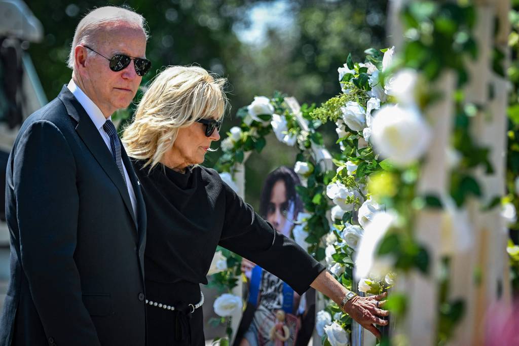 O presidente americano, Joe Biden, com a mulher, Jill Biden, em um memorial para os mortos no massacre da Elementary School em Uvalde, Texas