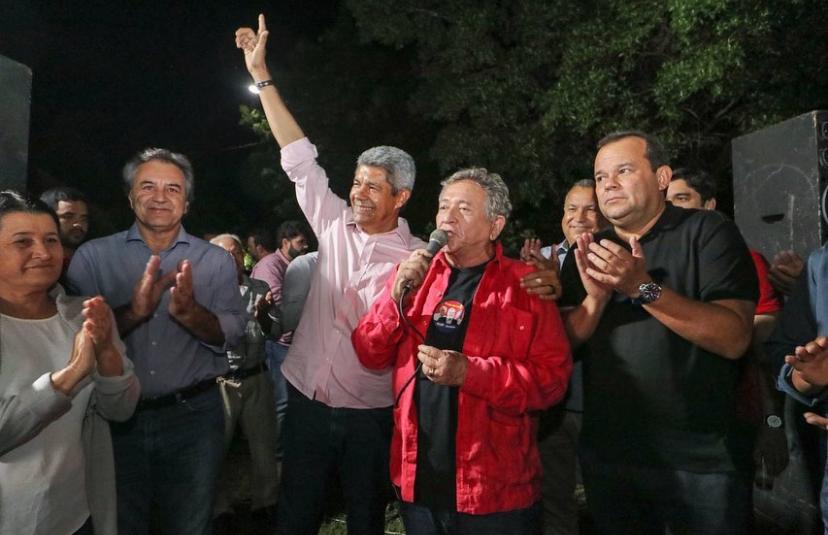 O secretário estadual Luiz Caetano (Relações Institucionais) discursa ladeado por Jerônimo Rodrigues e Geraldo Júnior O secretário estadual Luiz Caetano (Relações Institucionais) discursa ladeado por Jerônimo Rodrigues e Geraldo Júnior