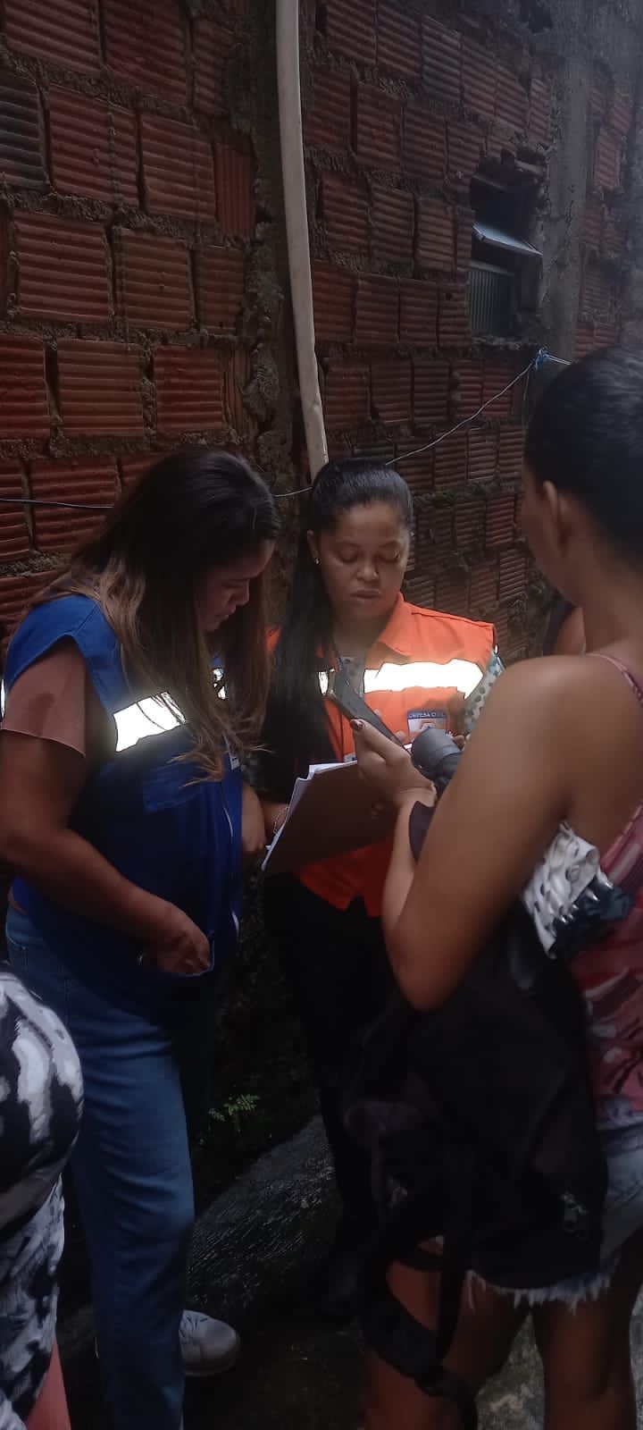 Famílias que tiveram imóveis danificados são atendidos por equipes da Sempre