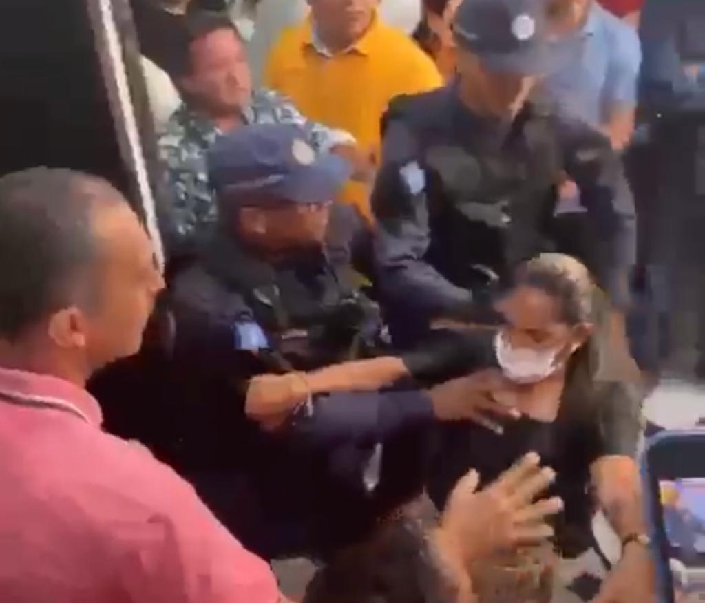 Confusão foi registrada na entrada da Secretaria de Promoção Social, Combate à Pobreza, Esportes e Lazer (Sempre)