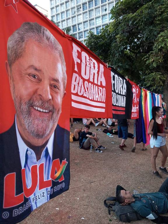 Varal com bandeiras e toalhas com o rosto do ex-presidente Lula, contra o presidente Jair Bolsonaro